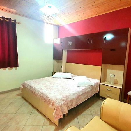 A Cheerful Villa With Free Parking Space 티라나 외부 사진