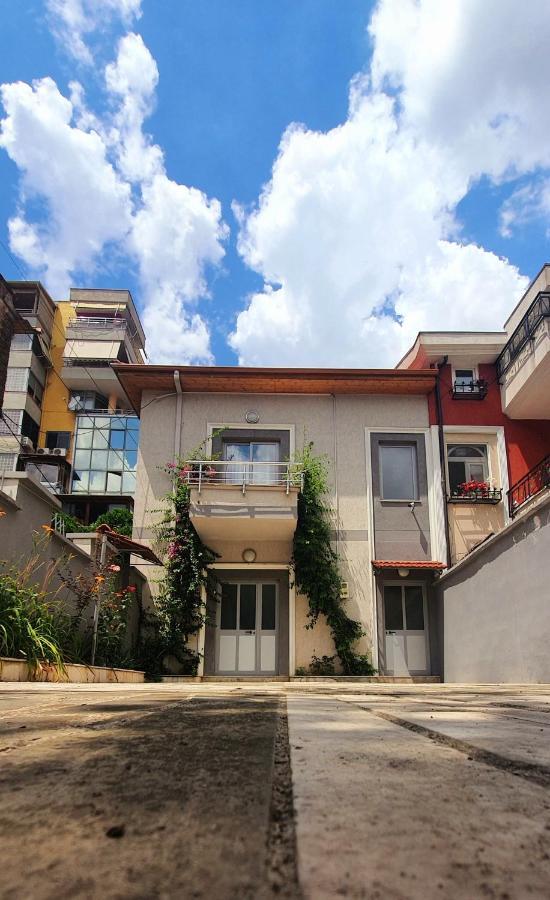A Cheerful Villa With Free Parking Space 티라나 외부 사진