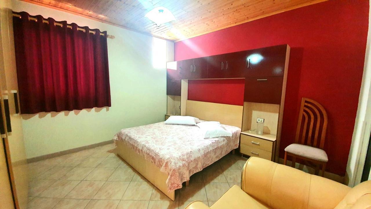 A Cheerful Villa With Free Parking Space 티라나 외부 사진