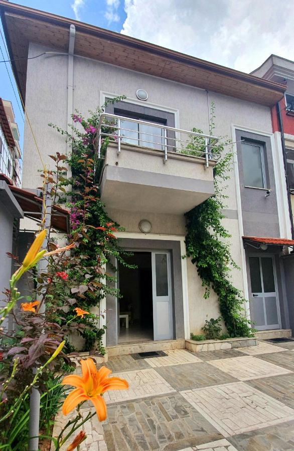 A Cheerful Villa With Free Parking Space 티라나 외부 사진