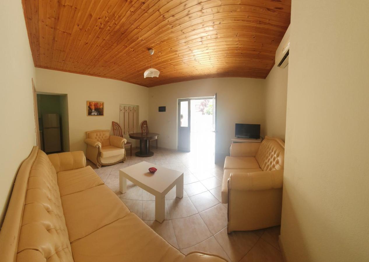 A Cheerful Villa With Free Parking Space 티라나 외부 사진