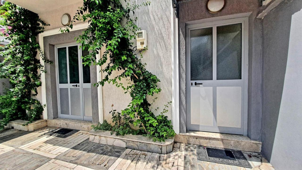 A Cheerful Villa With Free Parking Space 티라나 외부 사진
